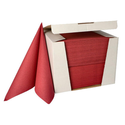 Stos PAPSTAR 100 serwetek „ROYAL Collection“ 1/4-złożenie 40 cm x 40 cm firmy PAPSTAR GmbH jest częściowo wysunięty z otwartego białego pudełka dozującego.