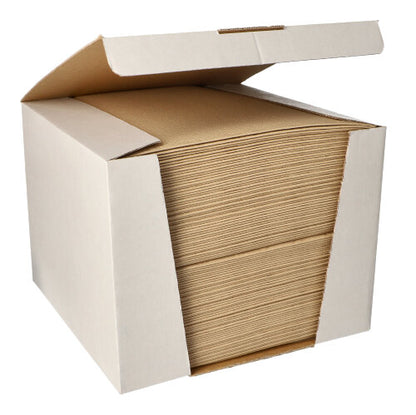 W otwartym kartonie leży duży stos PAPSTAR 100 serwetek „ROYAL Collection“ 1/4-złożenie 40x40 cm firmy PAPSTAR GmbH z wysokiej jakości materiału, starannie ułożony.