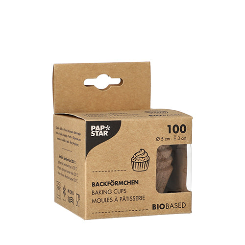 Brązowe pudełko firmy PAPSTAR GmbH z napisem „PAPSTAR 100 foremek do pieczenia okrągłych” zawiera 100 biopodstawowych foremek do pieczenia (5 x 3 cm). Przód przedstawia ilustrację babeczki, trójjęzyczną nazwę produktu i okienko, które pokazuje zawarte w nim foremki.