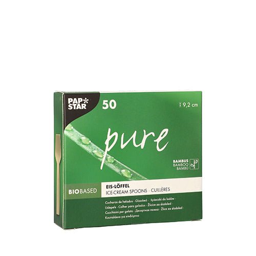 Zielone pudełko od PAPSTAR GmbH z napisem "pure" zawiera 50 przyjaznych dla środowiska, biodegradowalnych bambusowych łyżeczek do lodów (9,2 cm) w wielojęzycznym opakowaniu z obrazem łyżeczki bambusowej.