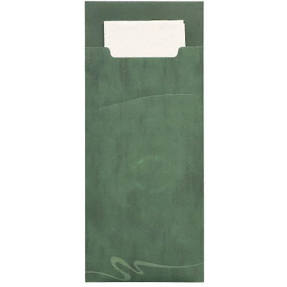 Die PAPSTAR 520 Bestecktaschen (20 x 8,5 cm) der PAPSTAR GmbH verfügen über eine grüne Papierhülle mit dezentem Wirbelmuster, in der sich eine weiße 2-lagige Serviette (33 x 33 cm) befindet, die über den oberen Rand der Hülle hinausragt.