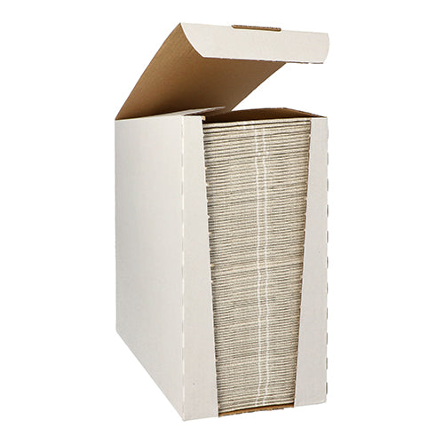 Ein Stapel PAPSTAR 100 Servietten „ROYAL Collection“ 1/6-Falz 48 cm x 33 cm der PAPSTAR GmbH in Beige ist ordentlich verpackt in einer offenen weißen Spenderschachtel aus Karton mit hochgeklappter Klappe.