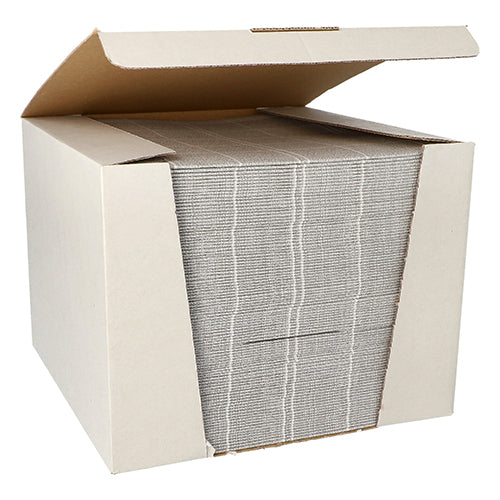 W otwartym pudełku ROYAL Collection firmy PAPSTAR GmbH znajduje się starannie ułożony stos 100 szarych serwetek „ROYAL Collection“ w 1/4-złożeniu 40x40cm, które są częściowo widoczne przez przednie wycięcie.