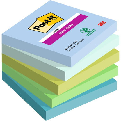Stos karteczek Post-it® Super Sticky Notes (76 mm x 76 mm, 90 arkuszy/bloczek, 100% PEFC) od 3M Deutschland GmbH w różnych odcieniach niebieskiego i zielonego z logo Post-it i 3M na górnym bloczku.