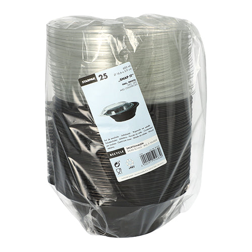 Opakowanie 25 czarnych misek sałatkowych Starpak „Snap It” (PET, 600 ml, Ø16,6 cm, 5,9 cm) z przezroczystą pokrywką R-PET, owinięte folią plastikową i zaopatrzone w białą etykietę z przodu z danymi produktu i kodem kreskowym.