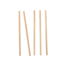 Pięć PAPSTAR drewnianych mieszadełek "pure" (14 cm) jest ułożonych pionowo na białym tle, drugie od lewej jest lekko przechylone. Idealne do napojów i dużych zamówień - w pudełku kartonowym z 1000 sztuk od PAPSTAR GmbH.