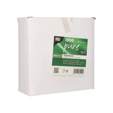 Zamknięte białe kartonowe pudełko firmy PAPSTAR GmbH z napisem "PAPSTAR drewniane mieszadełka pure, 14 cm" zawiera 1000 ekologicznych, biodegradowalnych mieszadełek do napojów w pudełku kartonowym. Boki pudełka są nieozdobione.