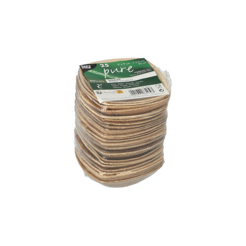 Stos kwadratowych, naturalnych misek z liści palmowych marki PAPSTAR GmbH jest zapakowany w plastik. Zielono-biała etykieta na górze wskazuje: PAPSTAR 25 misek liści palmowych „pure“ „QUADRATO“ natur.