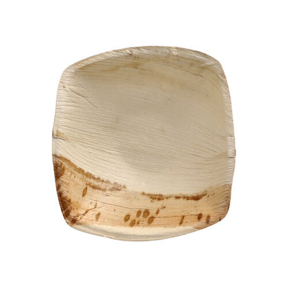 25 misek liści palmowych „pure“ „QUADRATO“ natur talerz firmy PAPSTAR GmbH to kwadratowy, jasny, naturalny talerz z liści palmowych z unikalnym wzorem i ciemnobrązową powierzchnią, ekologiczny i biodegradowalny, pusty przedstawiony na białym tle.