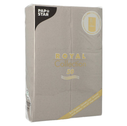 Eine versiegelte Packung mit 50 PAPSTAR-Servietten „ROYAL Collection“ 48 cm x 30 cm mit Besteckfalz von der PAPSTAR GmbH steht aufrecht und ist mit gold-weißem Text und einem runden Emblem auf der Verpackung versehen.
