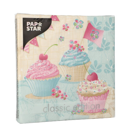 Ein 20er-Pack PAPSTAR Servietten, 33x33 cm, 3-lagig, 1/4-fach gefaltet aus dem Design Set 6 der PAPSTAR GmbH, zeigt Cupcakes, Kirschen, Blumen und Wimpel auf hellblau-beigem Hintergrund.