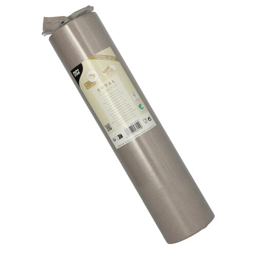 Ein 24 m x 40 cm großer PAPSTAR Tischläufer aus der ROYAL Collection der PAPSTAR GmbH aus hochwertigem Tissue in Silber ist folienverpackt und mit einem Etikett mit Produktdetails, Recyclingsymbolen und Maßangaben versehen.