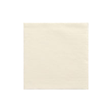 Eine PAPSTAR Servietten 1/4-Falz, 24x24 cm aus der "DAILY Collection" (20er-Pack) in Champagner der PAPSTAR GmbH ist unbenutzt und zentriert auf weißem Grund abgebildet, was ihre elegante Erscheinung unterstreicht.