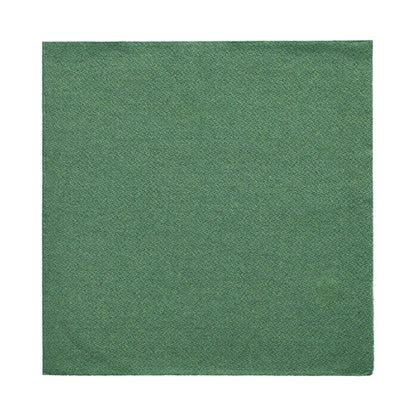 Eine grüne quadratische Serviette aus der PAPSTAR 50 Servietten „DAILY Collection“ (32 x 32 cm, 1/4-Falz) der PAPSTAR GmbH präsentiert sich auf weißem Untergrund und unterstreicht so ihre schlichte Eleganz.