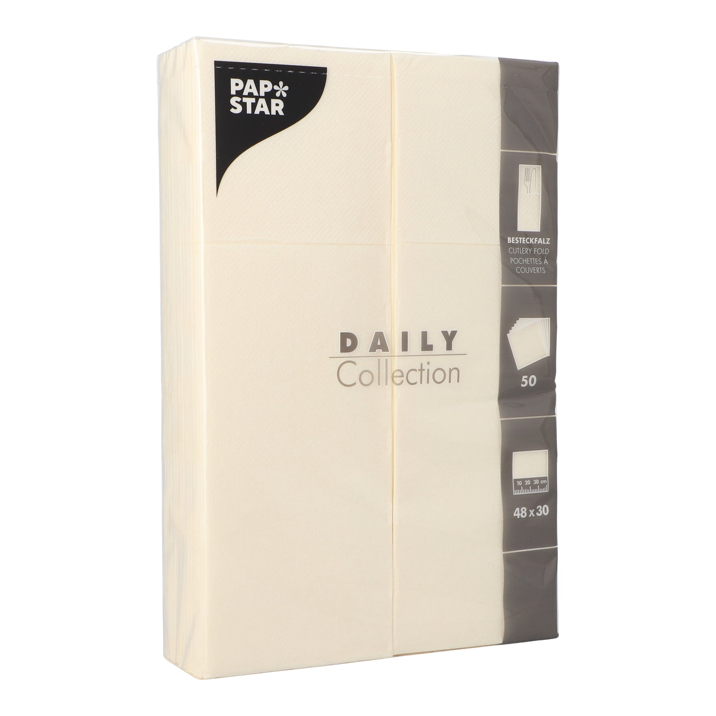 Eine versiegelte Packung mit 50 beigen PAPSTAR Servietten „DAILY Collection“ 48 x 30 cm mit Besteckfalz der PAPSTAR GmbH, mit schwarz-weißen Produktdetails und Symbolen auf der Verpackung.