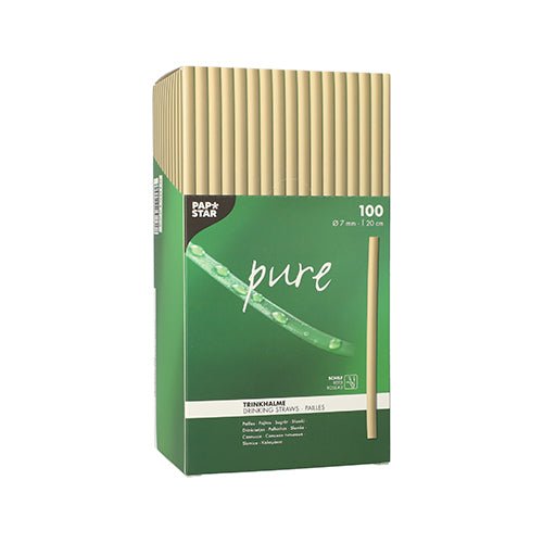 Zielone, prostokątne pudełko PAPSTAR GmbH z napisem "pure" zawiera 100 przyjaznych dla środowiska słomek trzcinowych (Ø 7 mm, 20 cm) z motywem bambusowym i zielono-białym napisem. Opakowanie podkreśla ich biodegradowalną jakość.