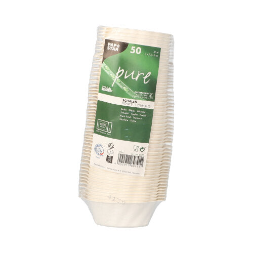 Stos 50 PAPSTAR miseczek z trzciny cukrowej, białe, 3x9,5x6 cm "Wave" firmy PAPSTAR GmbH, owinięte w plastik z informacjami o produkcie i symbolami recyklingu, jako wskazówka na temat zrównoważonych opakowań dla fingerfood.