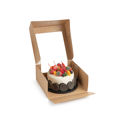 Ein kleiner runder Kuchen mit verschiedenen Früchten wird in einem offenen PAPSTAR 25 Tortenkartons mit Deckel eckig mit Sichtfenster aus PLA der PAPSTAR GmbH auf weißem Hintergrund präsentiert.