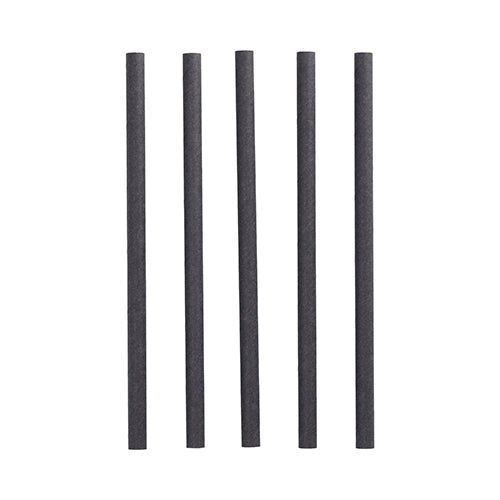 Pięć czarnych cylindrycznych PAPSTAR 100 papierowych słomek Shake Ø 10 mm · 21 cm firmy PAPSTAR GmbH stoi pionowo w rzędzie na białym tle – idealne dla ekologicznych gospodarzy.