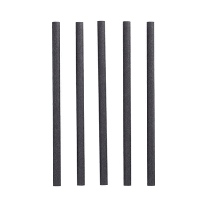 Pięć czarnych cylindrycznych PAPSTAR 100 papierowych słomek Shake Ø 10 mm · 21 cm firmy PAPSTAR GmbH stoi pionowo w rzędzie na białym tle – idealne dla ekologicznych gospodarzy.