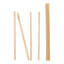 Cztery PAPSTAR mieszadła drewniane "pure" 17,8 cm stoją pionowo, jedno opiera się ukośnie, obok leży jedno mieszadło zapakowane w folię - wszystko od PAPSTAR GmbH na białym tle.