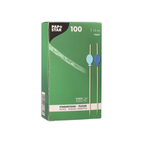 Zielone pudełko PAPSTAR GmbH zawiera 100 wykałaczek do fingerfood (12 cm) z niebieskimi i zielonymi nakładkami w kształcie ryb, wykonanymi z bambusa.