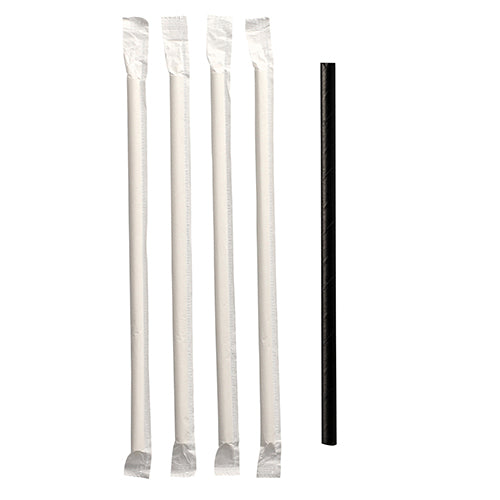 Cztery pojedynczo zapakowane białe PAPSTAR papierowe słomki (Ø 6 mm) leżą obok nieopakowanej czarnej zrównoważonej słomki marki PAPSTAR GmbH na białym tle.