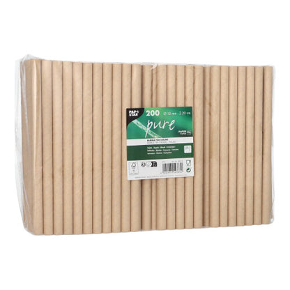 Eine Klarsichtpackung mit 200 PAPSTAR Bubble Tea Halmen "pure" (12 mm x 20 cm, braun, umweltfreundlich) der PAPSTAR GmbH, verpackt in Folie mit einem grün-weißen Etikett mit Produktinfos und Ökosymbolen. Braune Strohhalme stehen sauber im Inneren.