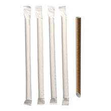 Na zdjęciu znajduje się pięć PAPSTAR słomek do Bubble Tea "pure" (Ø 12 mm, 20 cm, brązowe, ostre | folia) firmy PAPSTAR GmbH; cztery zapakowane pojedynczo i jedna nieopakowana, wszystkie ustawione pionowo na białym tle.