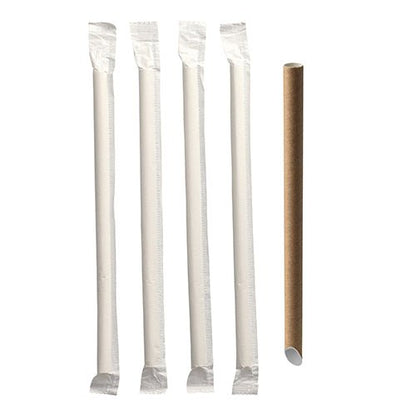 Na zdjęciu znajduje się pięć PAPSTAR słomek do Bubble Tea "pure" (Ø 12 mm, 20 cm, brązowe, ostre | folia) firmy PAPSTAR GmbH; cztery zapakowane pojedynczo i jedna nieopakowana, wszystkie ustawione pionowo na białym tle.