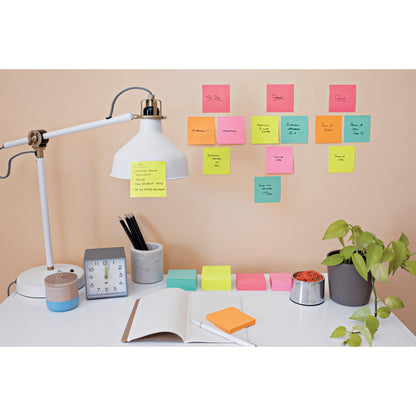 Na uporządkowanym biurku stoją lampa, zegar, roślina, przybory do pisania i otwarty notatnik. Nad nim kolorowe 3M Deutschland GmbH Post-it® Super Sticky Notes (76 mm x 127 mm, 90 arkuszy/blok) pokazują odręcznie zapisane zadania i przypomnienia na ścianie.