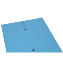 Worki na śmieci EMIL DEISS KG z recyklingu LDPE 140 l to płaskie, prostokątne niebieskie worki z tworzywa sztucznego z czarnym, okrągłym symbolem recyklingu "65", idealne do ekologicznej utylizacji odpadów. Dostarczane jako 150 rolek na karton.