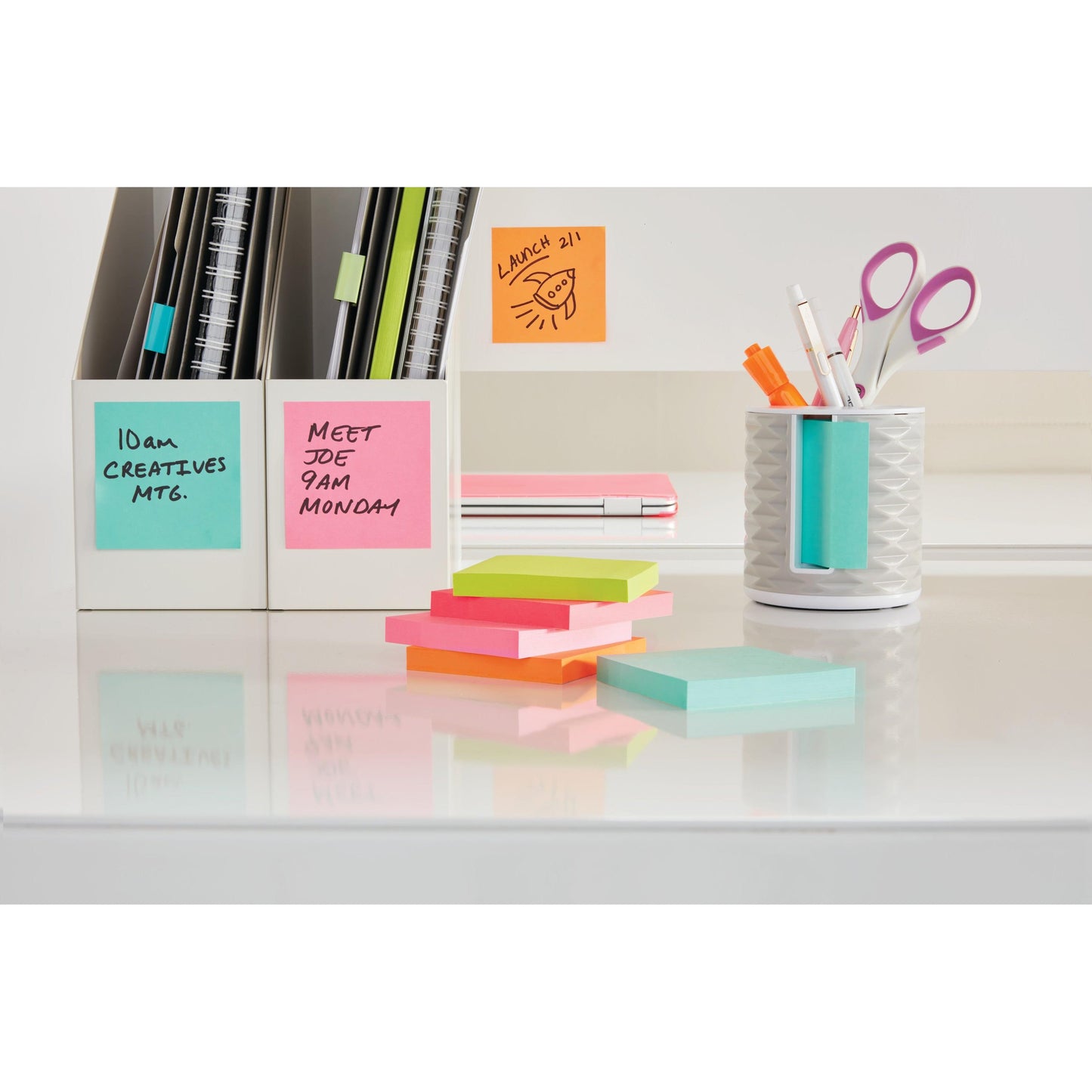 Uporządkowane biurko z kolorowymi Post-it® Notes Energetic Collection (38x51mm, 100 arkuszy/blok, 12 bloków, PEFC), a także długopisy i organizery od 3M Deutschland GmbH - idealne do organizacji biura i nowych pomysłów.
