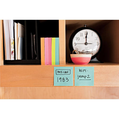 Drewniana półka z kolorowymi kostkami karteczek samoprzylepnych 3M Post-it® Notes (76x76 mm, 450 arkuszy), zegarem, paskowaną miską z kluczami i dwoma karteczkami z kodem dostępu "1983" i hasłem WiFi "jimp2".
