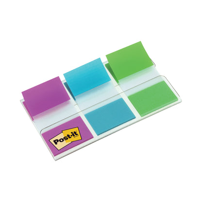 Opakowanie zakładek Post-it® Index (25,4 mm x 43,2 mm, 60 sztuk) w różnych kolorach od 3M Deutschland GmbH, częściowo wyciągnięte z przezroczystego podajnika - idealne do organizacji dokumentów i łatwej identyfikacji.