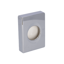 EMIL DEISS KG (GmbH + Co.) 99302 Pudełko higieniczne, kolor chromowany, 100x139,5x27,5 mm, prostokątne z centralnym okrągłym otworem, przedstawione na białym tle. Opakowanie zawiera 25 sztuk.