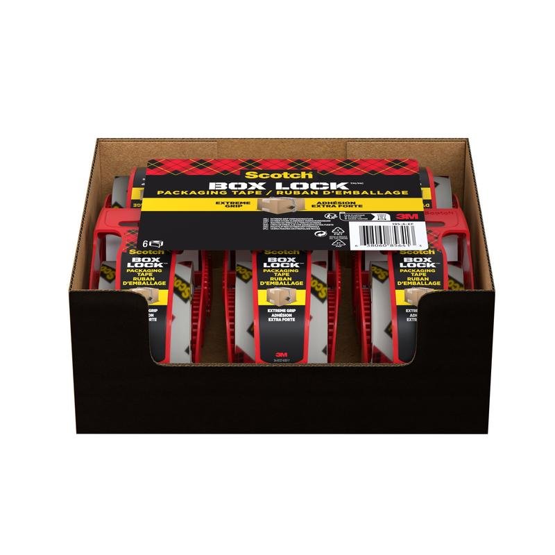 Brązowy karton ekspozycyjny zawiera sześć opakowań taśmy pakowej Scotch® Box Lock™ 48 mm x 20,3 m od 3M Deutschland GmbH, każda z czerwonym podajnikiem i żółto-czarną etykietą, ustawione pionowo i z widocznym brandingiem.