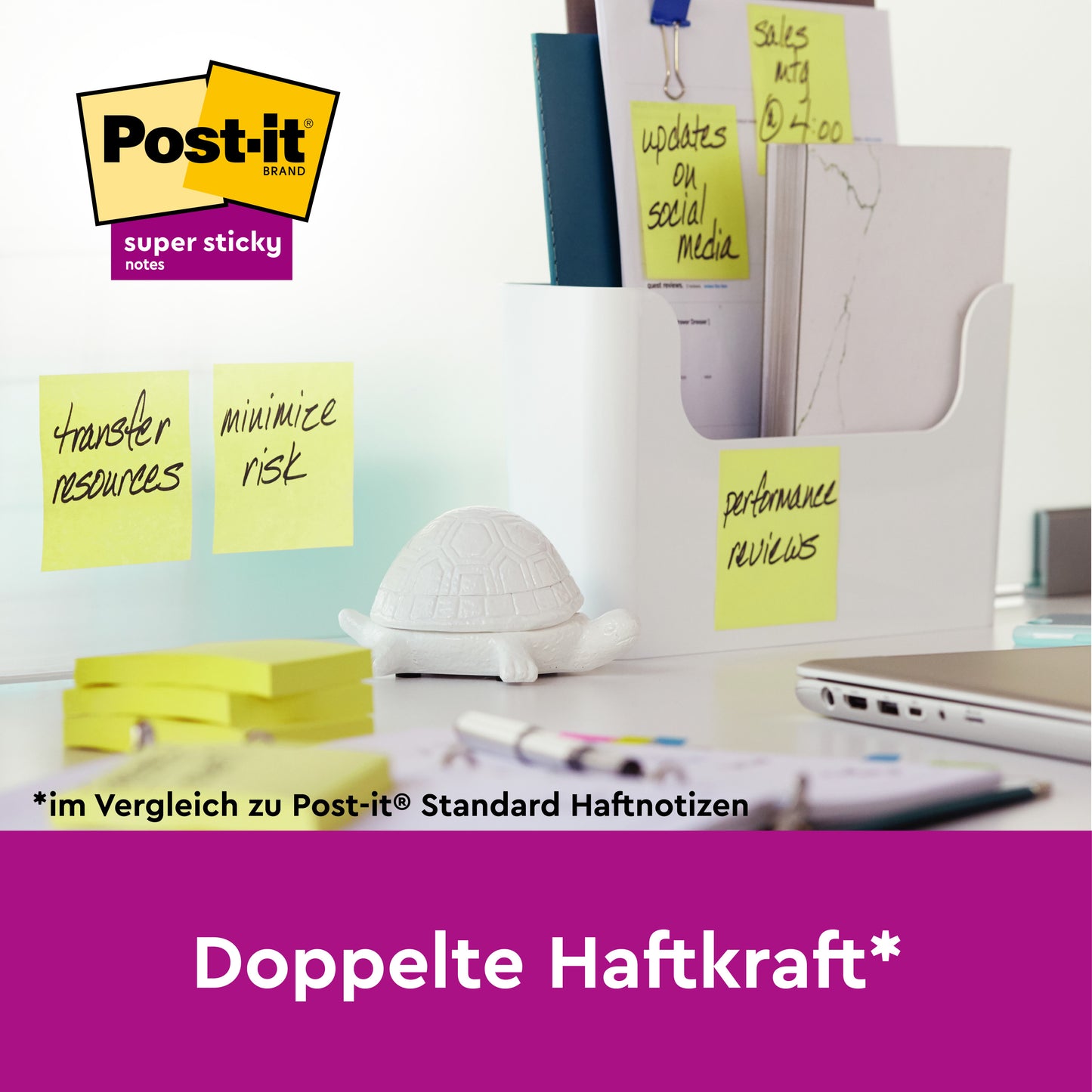Na biurku leżą karteczki 3M Post-it® Super Sticky Notes (76x127mm, 90 arkuszy, 100% PEFC), biała figurka żółwia i pojemnik na dokumenty. Tekst: „Podwójna siła przyczepności*” podkreśla większą siłę przyczepności w porównaniu do zwykłych notatek.