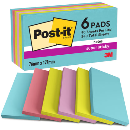 Pakiet 6 karteczek Post-it® Super Sticky Notes (76 mm x 127 mm, 90 arkuszy/blok, 100% PEFC) firmy 3M Deutschland GmbH w kolorach niebieskim, różowym, żółtym i lawendowym, zarówno w opakowaniu, jak i rozłożony jako ekspozycja.