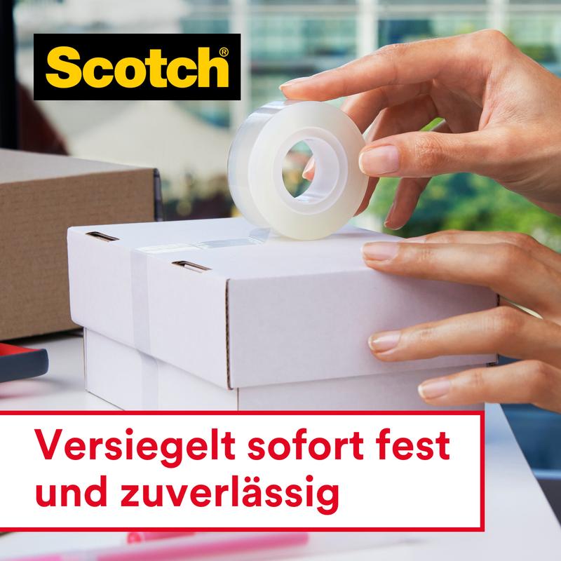 Osoba uszczelnia białe pudełko kartonowe taśmą klejącą Scotch® Crystal 6-1925R3 od 3M Deutschland GmbH (19 mm x 25 m, 3 rolki/opakowanie). Tekst po polsku: "Uszczelnia natychmiast mocno i niezawodnie."