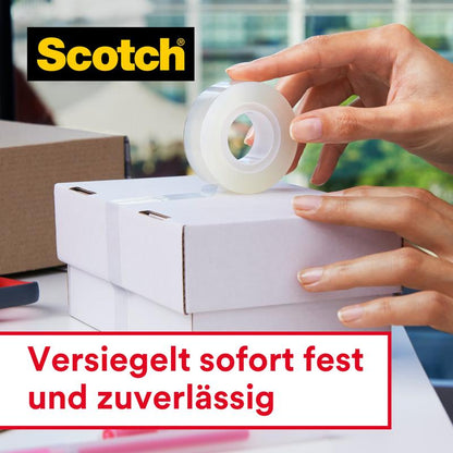 Osoba uszczelnia białe pudełko kartonowe taśmą klejącą Scotch® Crystal 6-1925R3 od 3M Deutschland GmbH (19 mm x 25 m, 3 rolki/opakowanie). Tekst po polsku: "Uszczelnia natychmiast mocno i niezawodnie."