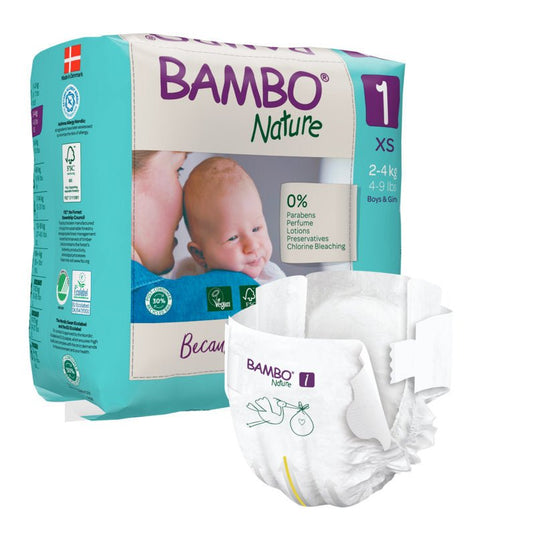 Na opakowaniu pieluch Bambo Nature firmy Abena Re-Seller GmbH, przeznaczonych dla niemowląt o wadze 2–4 kg, widnieje zdjęcie niemowlęcia. Na przedniej stronie znajduje się pielucha, która podkreśla jej ekologiczną konstrukcję, logo marki oraz zastosowanie materiałów zgodnych z zasadami zrównoważonego rozwoju.