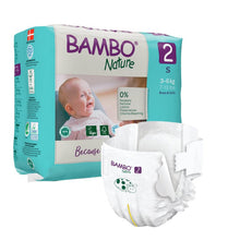 Opakowanie pieluch Abena Re-Seller GmbH Bambo Nature w rozmiarze 2 dla niemowląt o wadze 3-6 kg jest pokazane obok pojedynczej rozwiniętej pieluchy. Opakowanie przedstawia uśmiechnięte dziecko, informacje o produkcie oraz zielone i fioletowe akcenty projektowe.
