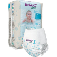 Pieluszki do pływania Bambo Nature, rozmiar S, 7-12 kg (12 sztuk) od Abena Re-Seller GmbH przedstawiają dziecko w wodzie na przedniej stronie oraz kąpielówki z jasnoniebieskimi motywami rozgwiazdy i muszli - idealne na wodne zabawy Twojego dziecka!.