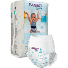 Opakowanie pieluszek do pływania Bambo Nature, rozmiar M, 12+ kg (12 sztuk) od Abena Re-Seller GmbH przedstawia pieluszkę do pływania z przodu i pokazuje uśmiechnięte dziecko w kostiumie kąpielowym z uniesionymi rękami na opakowaniu.