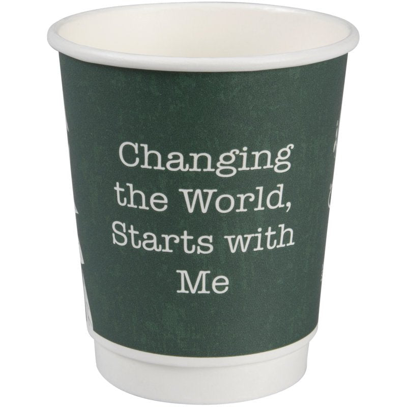 Pusty kubek do kawy z podwójną ścianką Bio "Green Leaves" od Abena Re-Seller GmbH w ciemnozielonym kolorze ma z przodu biały napis "Changing the World, Starts with Me" i stoi na białym tle.