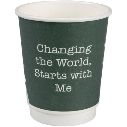 Pusty kubek do kawy z podwójną ścianką Bio "Green Leaves" od Abena Re-Seller GmbH w ciemnozielonym kolorze ma z przodu biały napis "Changing the World, Starts with Me" i stoi na białym tle.