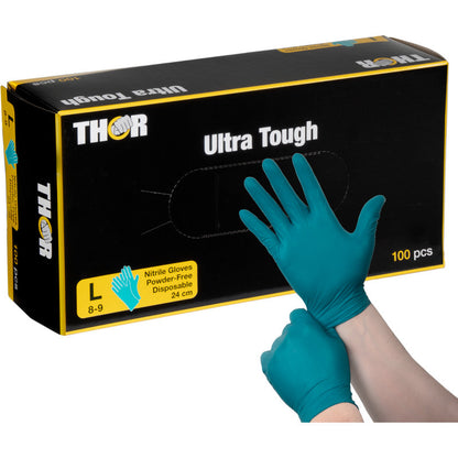 Eine Hand zieht einen grünen Nitrilhandschuh vor einer schwarz-gelben "Thor Ultra Tough, Grün"-Schachtel der Abena Re-Seller GmbH an - puderfreie Einweghandschuhe, Größe L (100 Stück), ideal für anspruchsvolle Aufgaben und Outdoor-Aktivitäten.