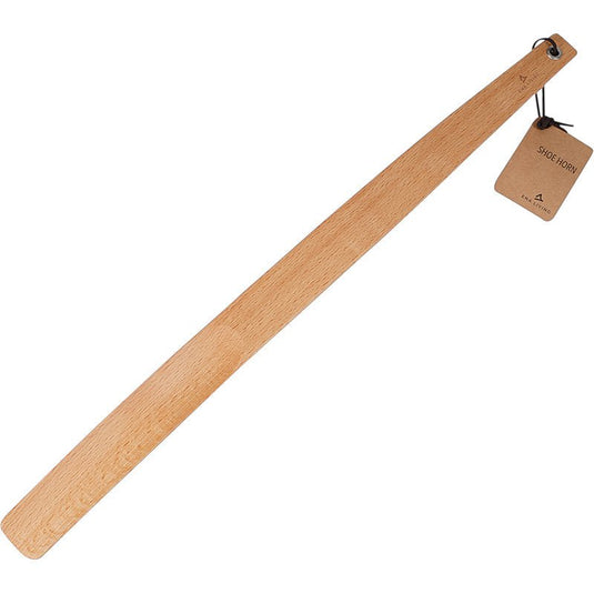Łyżka do butów ENA Living z uchwytem, o długości 55 cm, wykonana z drewna bukowego, oferowana przez firmę Abena Re-Seller GmbH, posiada płaską, gładką powierzchnię oraz otwór do zawieszenia z brązową zawieszką z napisem „Schuhlöffel”, przymocowaną za pomocą sznurka. Dostępna w kartonach po 12 sztuk.