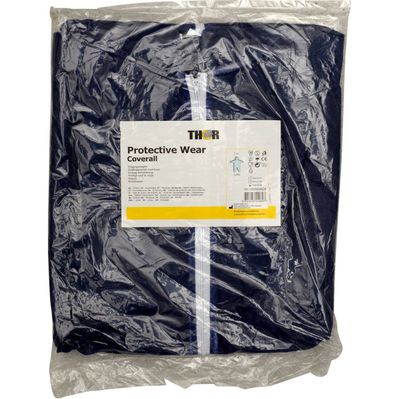 Ein marineblauer Einwegoverall mit weißem Reißverschluss, beschriftet mit "Thor Einwegoverall, Blau" von Abena Re-Seller GmbH. Die Verpackung ist ein durchsichtiger Plastikbeutel mit einem weiß-gelben Etikett.
